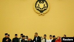 Le président Barack Obama trinquant avec le roi Abdul Halim de Malaisie, sultan de l'État de Kedah, lors d'un dîner d'État à Istana Negara Palace à Kuala Lumpur, le 26 avril 2014. A gauche, le Premier ministre malaisien Najib Razak et à droite, la reine Haminah.