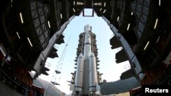 2013年12月1日，四川西昌卫星发射中心，携带嫦娥3号登月探测器的中国长征3B火箭在卫星发射器上待命发射。（资料照）