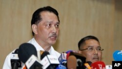 말레이시아 보건부 누르 히샴 압둘라 국장(왼쪽)이 21일 김정남 씨의 시신이 안치된 쿠알라룸푸르 종합병원에서 부검결과에 대한 취재진의 질문에 답하고 있다.