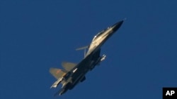 2022 年 8 月 5 日，一架中国 J-11 军用战斗机飞越台湾海峡附近的平潭，这是中国大陆离台湾岛最近的陆地.