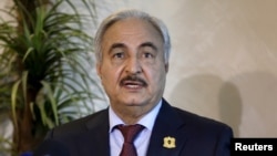 Le maréchal libyen Khalifa Haftar, chef des forces armées des autorités parallèles basées dans l'est du pays, lors d’une conférence de presse à Amman, Jordanie, 24 août 2015.