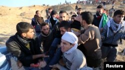 معترضان فلسطینی به انتقال یکی از زخمی های تظاهرات اعتراضی روزهای اخیر کمک می کنند.