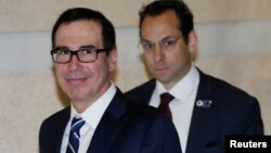 在北京参加美中高级别贸易谈判的美财政部长姆努钦星期三离开北京的一家酒店。（2019年2月13日）