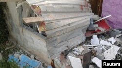 25일 시리아 남서부 스웨이다에서 자살 폭탄 테러 공격이 있고 난 뒤 건물 잔해가 흩어져 있다.