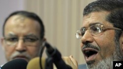 L'ex-président islamiste Mohamed Morsi lors d'une conférence de presse au Caire, 6 février 2011.