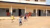 Dans la cours de récréation, les élèves d’une école primaire à Yaoundé, le 15 décembre 2017. (VOA/Emmanuel Jules Ntap)