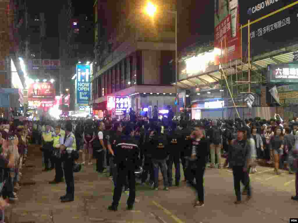 大批市民连续第二晚在旺角与警方“巷战” （美国之音海彦拍摄 ）