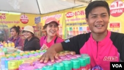A stall for selling aroma diffusers for home and vehicle use. (Hul Reaksmey/VOA Khmer)