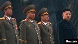 북한 김정은 국방위원회 제1위원장 (맨 오른쪽) 