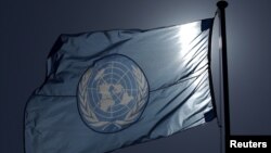 پرچم سازمان ملل متحد بر فراز مقر اروپایی آن نهاد بین المللی در شهر ژنو سوئیس