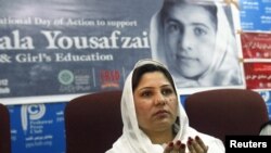 မာလာလာ ပြန်လည် ကျန်းမာလာဖို့ ဆုတောင်းနေတဲ့ ပါကစ္စတန်နိုင်ငံ Peshawar မြို့က အမျိုးသမီးတဦး။ (နိုဝင်ဘာလ ၁၀ ရက်၊ ၂၀၁၂)။