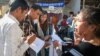 Voters check the voters' list during the local elections at a polling station in Stung Meanchey commune, Meanchey district, Phnom Penh, June 4, 2017. More than 7 million Cambodians are thought to have voted in Sunday’s poll, about 90 percent of the almost 8 million who registered. (Neou Vannarin/VOA Khmer)
