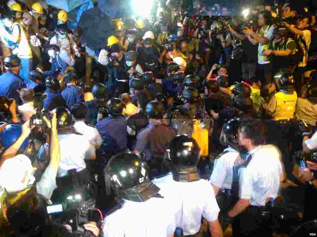 数千香港学生市民在金钟聚会与警方对峙 (美国之音海彦 拍摄) 