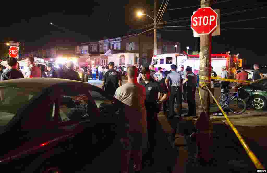 Petugas keadaan darurat bekerja di lokasi kecelakaan kereta di Philadelphia (12/5). ​(Reuters/David Parrott)