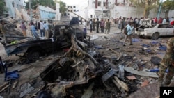 Des secouristes sont sur le lieu de l'explosion à Mogadiscio, Somalie, le 29 octobre 2017.