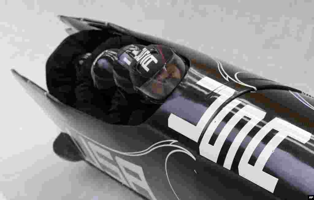 21일 남자 4인조 봅슬레드 경기에 출전한 미국의 USA-1팀이 경기 중 커브를 돌고 있다.