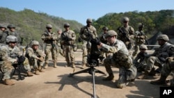 资料图：驻韩美军进行射击训练。（美联社2024年4月19日）