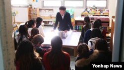 누리과정(만 3∼5세 무상보육) 예산 지급 마지노선인 20일 경기도 수원 시의 한 유치원에서 선생님들이 대책을 논의하고 있다.