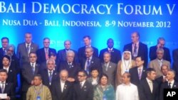Para menteri luar negeri dunia menghadiri Bali Democracy Forum 2012. (VOA/Muliarta)