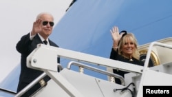 美国总统拜登与夫人出席英女王葬礼后飞离英国。（路透社2022年9月19日）