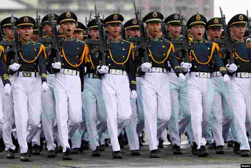 ទាហាន​តៃវ៉ាន់​ធ្វើការ​ដើរ​ជា​ក្បួន​នៅ​អំឡុង​ពិធី​ប្រារព្ធ​ខួប​ ៩២​ឆ្នាំ​នៃ​សាលា​យោធា​ Whampoa ក្នុង​ក្រុង Kaohsiung ភាគ​ខាង​ត្បូង​កោះតៃវ៉ាន់។