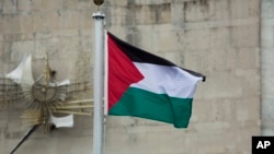 Bendera Palestina dikibarkan di Markas PBB, 30 September 2015. (Foto: AP)