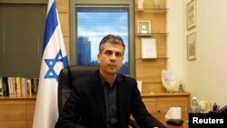 Israel's Economy Minister Eli Cohen poses for a picture at his office in the Knesset, the Israeli parliament, in Jerusalem November 22, 2017. Picture taken November 22, 2017. REUTERS/Ronen Zvulun - RC12FC06F430