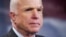 រូបឯកសារ៖ លោក John McCain និយាយទៅកាន់អ្នកយកព័ត៌មាននៅឯវិមានរដ្ឋសភាក្នុងរដ្ឋធានីវ៉ាស៊ីនតោន​ កាលពីថ្ងៃទី២៧ ខែកក្កដា​ ឆ្នាំ២០១៧។ (AP Photo/Cliff Owen)