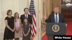 در هنگام معرفی نامزد دیوان عالی توسط رئیس جمهوری آمریکا، خانواده این قاضی همراه او بودند. 