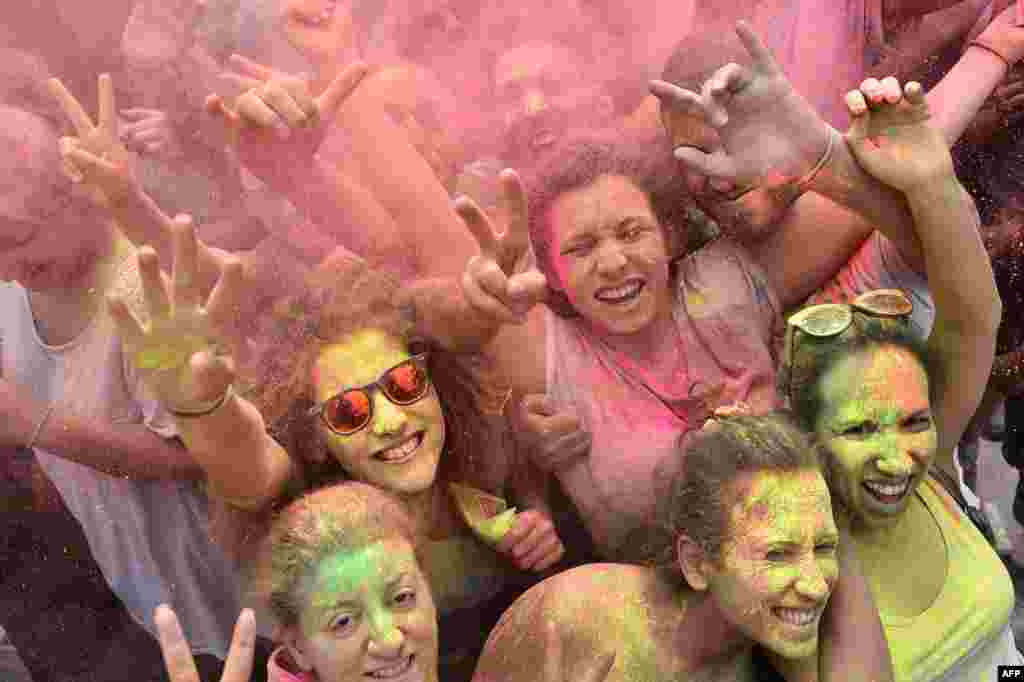 មនុស្សម្នា​ចូលរួម​នៅ​ក្នុង​ពិធី​បុណ្យ​ពណ៌​ &laquo;Roma Colours&raquo; នៅ​ក្រុង​រ៉ូម ប្រទេស​អ៊ីតាលី។