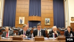 美中经济安全审议委员会2014年11月20日公布向国会提交的年度报告。（美国之音杨晨拍摄）