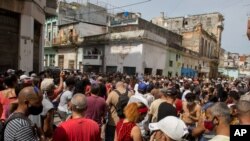Pengunjuk rasa anti pemerintah melakukan aksinya di ibu kota Kuba, Havana, pada 11 Juli 2021. (Foto: AP/Ismael Francisco)