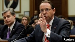 Генеральный прокурор Род Розенстайн (справа), директор ФБР Кристофер Рэй