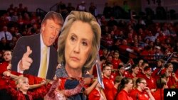 طرفداران تیم بسکتبال نبراسکا با نشان دادن تصاویر هیلاری کلینتون و دونالد ترامپ سعی در بر هم زدن تمرکز حریف دارند - آرشیو 