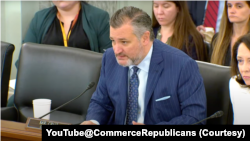 共和党籍的德克萨斯州联邦参议员泰德·克鲁兹主持召开一场题为《不祥之月升起：为何国会和NASA必须阻止中国在太空竞赛中获胜》的听证会。(2025年9月3日)