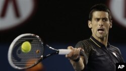 Novak Djokovic menang 6-1, 6-2, 6-3 atas petenis Amerika Ryan Harrison, Rabu malam dalam babak kedua turnamen Australia Terbuka (foto: 16/1). 