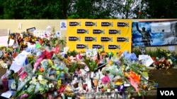 曼德拉的故居外摆满了鲜花