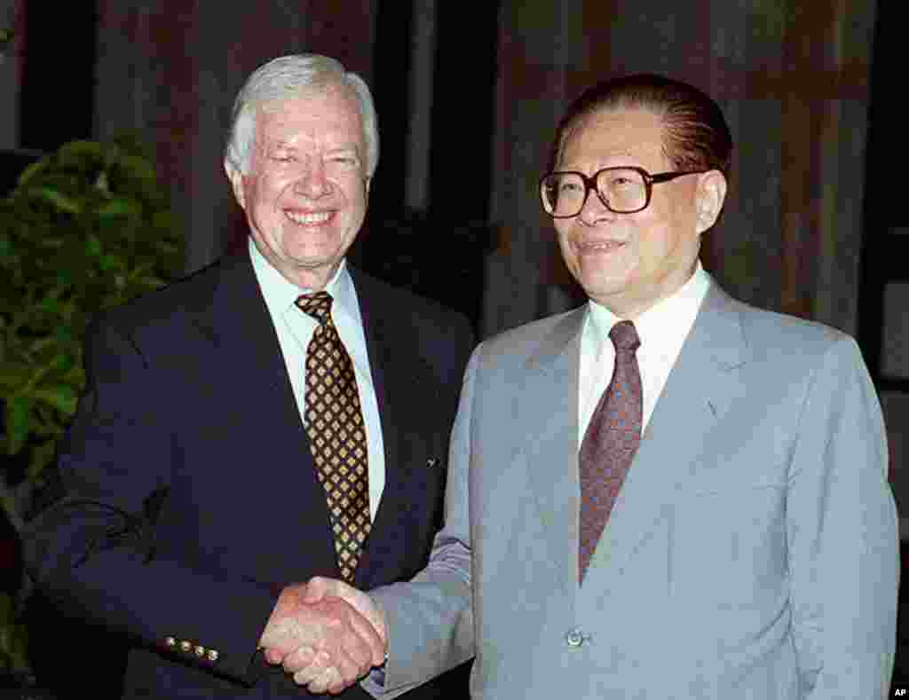 1997年7月24日，美国前总统吉米&middot;卡特与中国国家主席江泽民在北戴河握手。1979年美国与中国关系正常化，就是在卡特当美国总统时完成的。卡特告诉美国之音，这一过程是在白宫而不是美国国务院主持下进行的。卡特主张不要孤立北京，而应该在中国成为军事大国之前将其纳入世界体系。