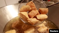 新北市呷子园的油炸臭豆腐（资料照）