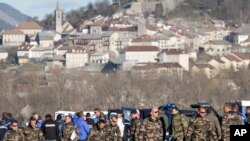 Des soldats déployés près du lieu d'un accident, à Seyne-les-Alpes, France, 2 avril 2015