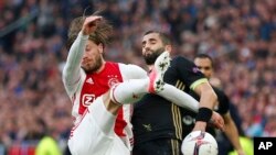 Maxime Gonalons de Lyon, à droite, et Lasse Schone d’Ajax, se disputent un ballon lors du match de demi-finale d’Europa League entre Ajax et Olympique Lyon au stade d’Amtesrdam, au Pays-Bas, 3 mai 2017.
