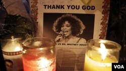 Lilin dinyalakan di depan gereja New Hope Baptist di Newark, New Jersey di mana Whitney menjadi penyanyi gereja saat remaja (18/2).