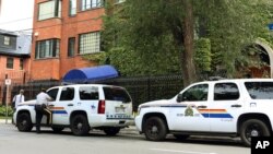 نیروهای پلیس در مقابل سفارت ایران در کانادا - سال ۲۰۱۲ 