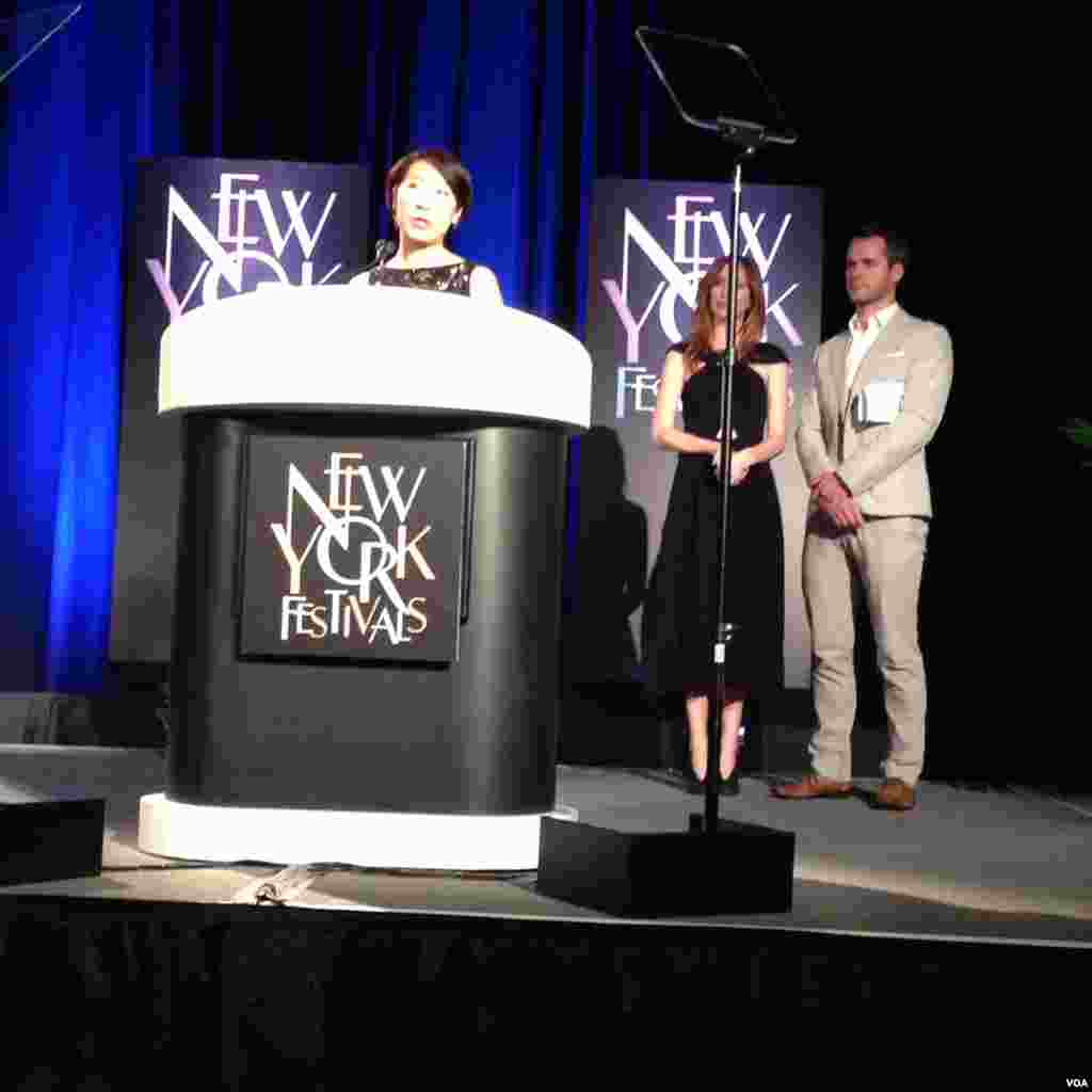 樊冬宁在发表得奖感言时感谢美国之音制作团队并将此片献给所有的二战老兵(美国之音 John Lippma 拍摄)