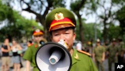 5月18日越南警方命令人们离开中国驻河内大使馆附近地区