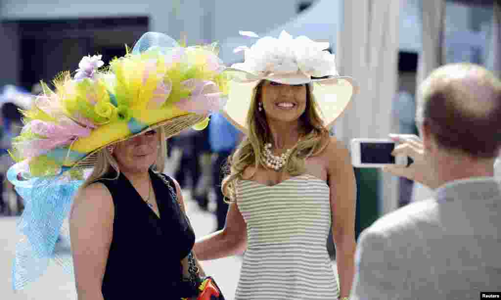 Tim McGraw takes a picture of Ashley Cebak and Relan Sewer before the 2014 Kentucky Derby at Churchill Downs in Louisville, Kentucky, May 3, 2014. (Jamie Rhodes-USA TODAY Sports)