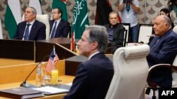 2023年11月4日，在约旦首都安曼，美国国务卿安东尼·布林肯(中)参加了与阿拉伯外交部长的会议，会议讨论了以色列和巴勒斯坦伊斯兰组织哈马斯之间持续不断的冲突。(法新社）