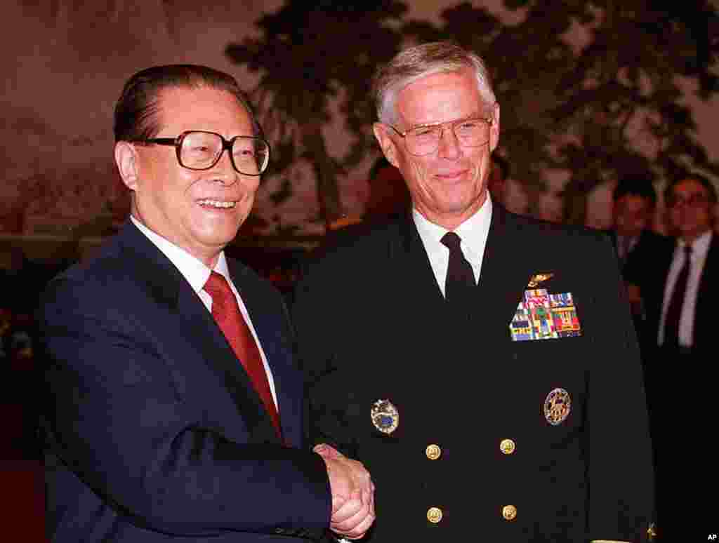 1997年12月12日美军太平洋司令部司令普理赫在北京和中国主席江泽民握手。后来普理赫担任了驻华大使，任期从1999年到2001年。