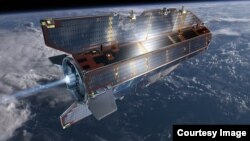 Kru pesawat TNI AU C-130 Squadron 31 menggunakan teropong untuk menelusuri cakrawala dalam operasi pencarian pesawat AirAsia 8501 yang hilang di atas perairan Selat Karimata di Indonesia, 29 Desember 2014.