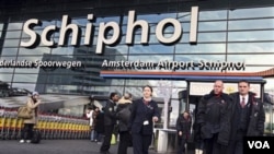 Para petugas keamanan di bandara Schiphol, Amsterdam (foto: dok). AS dan Belanda tengah menyelidiki kasus sandwich berisi jarum dalam penerbangan dari Amsterdam ke AS. 